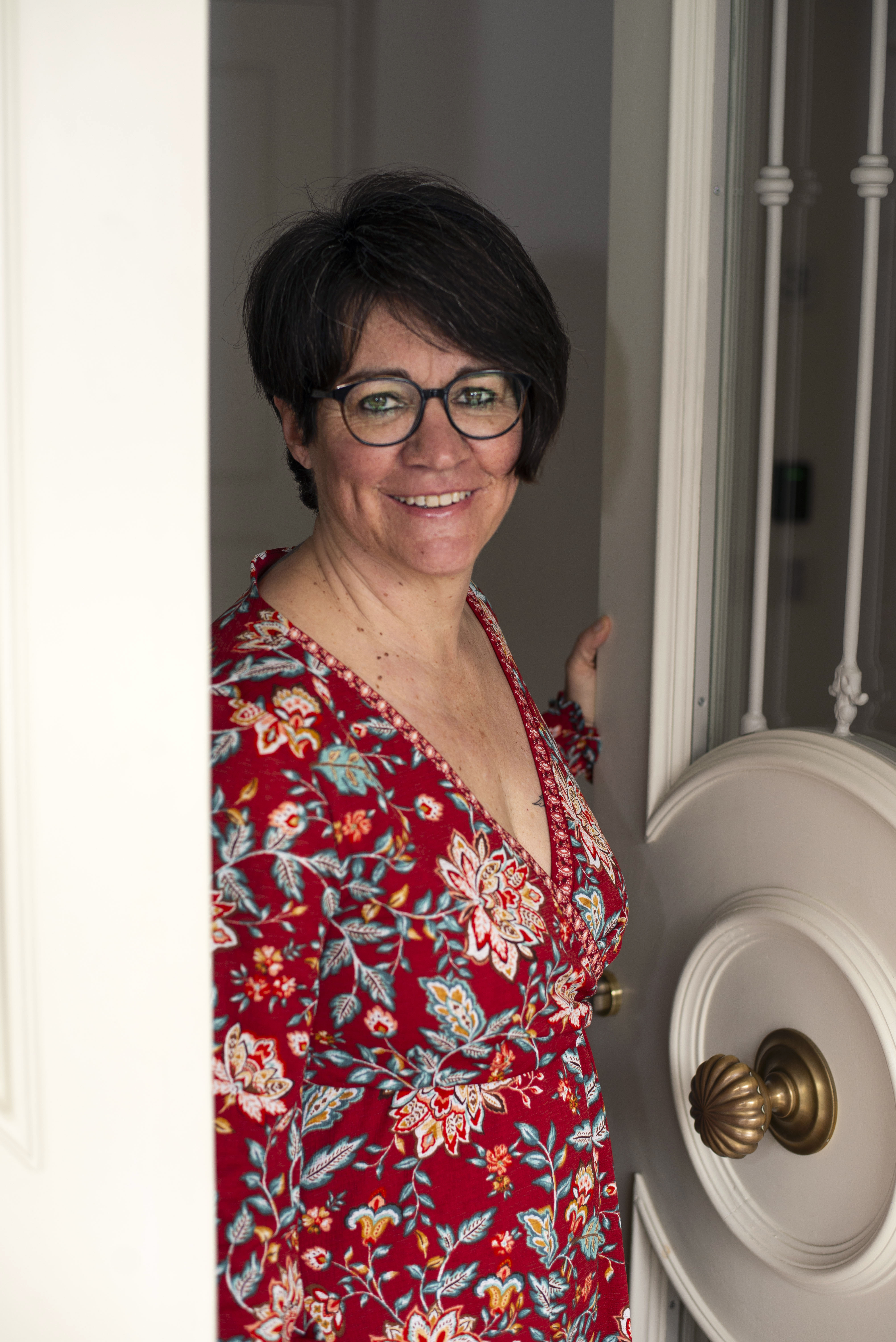 Sabine Balmer lächelt offen in einer hellen Tür